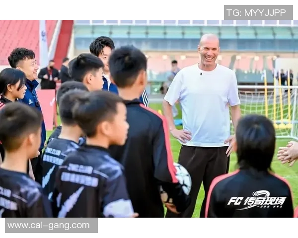 足球明星赛聚焦大罗与齐达内的传奇对决与友谊重燃